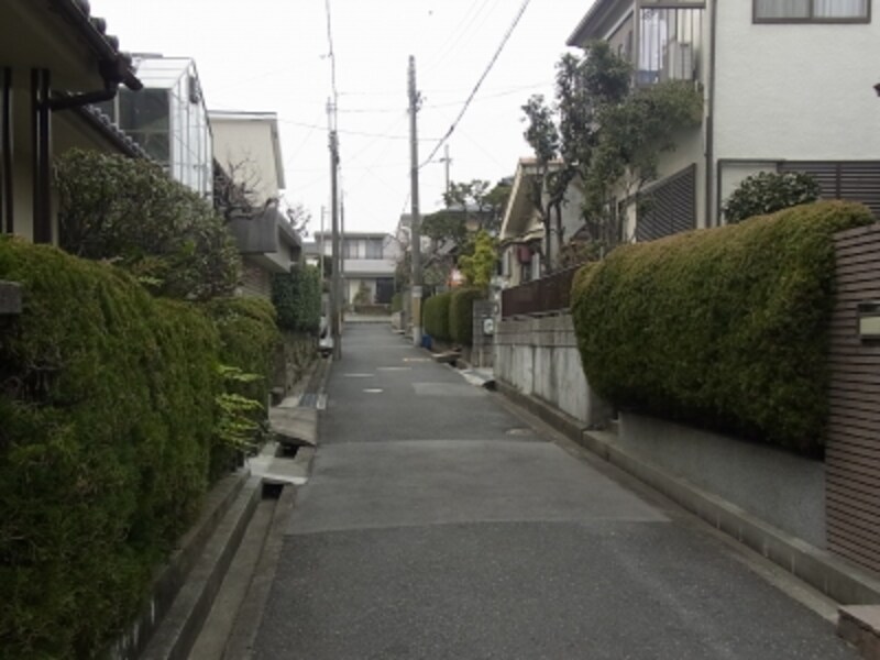 千里山の住宅街、街路は狭い