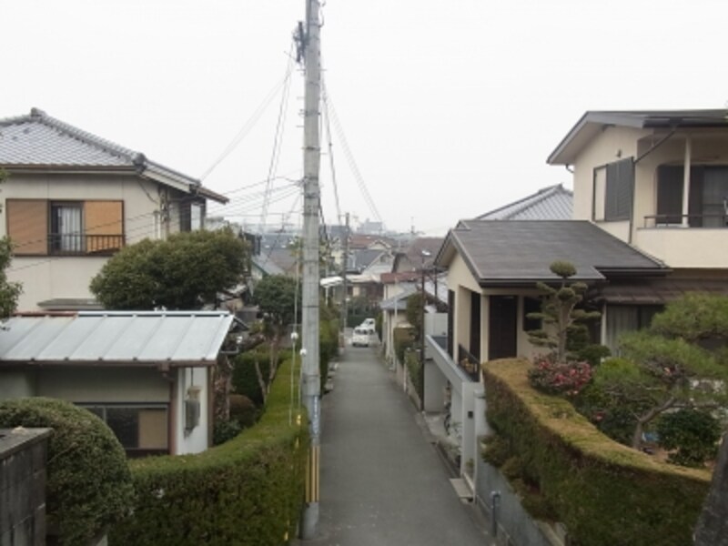 千里山住宅街、階段上から