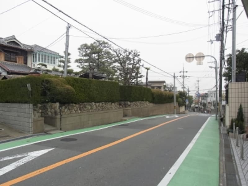 千里山、メイン道路沿いの立派な住宅街