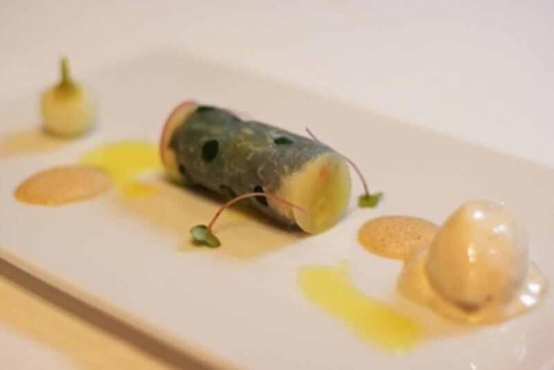 香住産カニと蕪の一皿、ゲランドの塩とベーコンのグラス添え