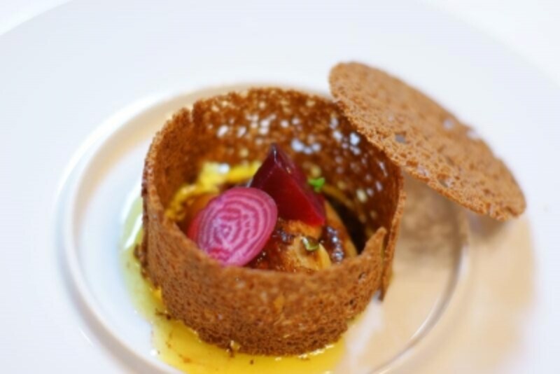 閉じ込められたフォアグラとベットラブ、ショコラとバジルの香り