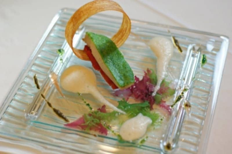 瀬戸内産アイナメと茄子とトマトのバトー、淡路産玉葱の香りで