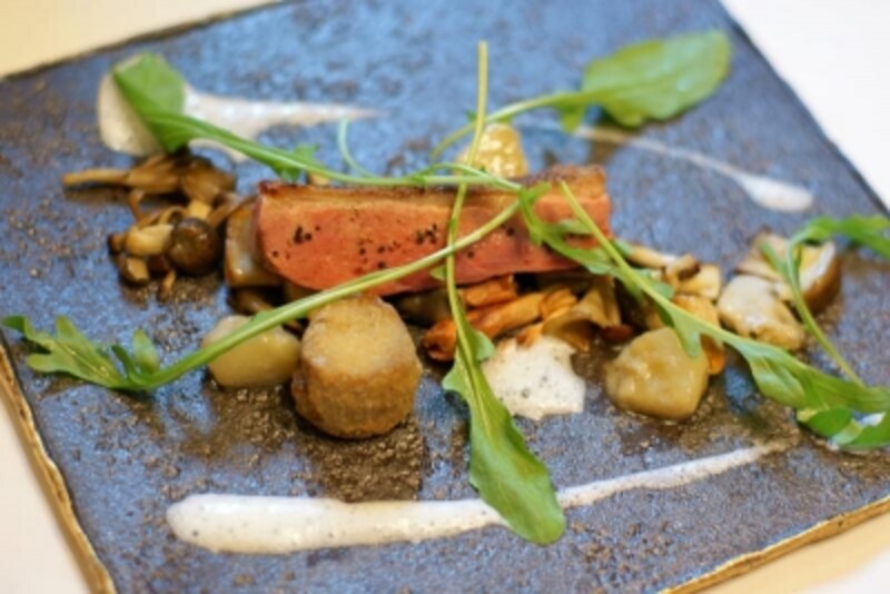 シャラン鴨肉の低温ロースト、ポルチーニ茸のクロケットとトビナンブール