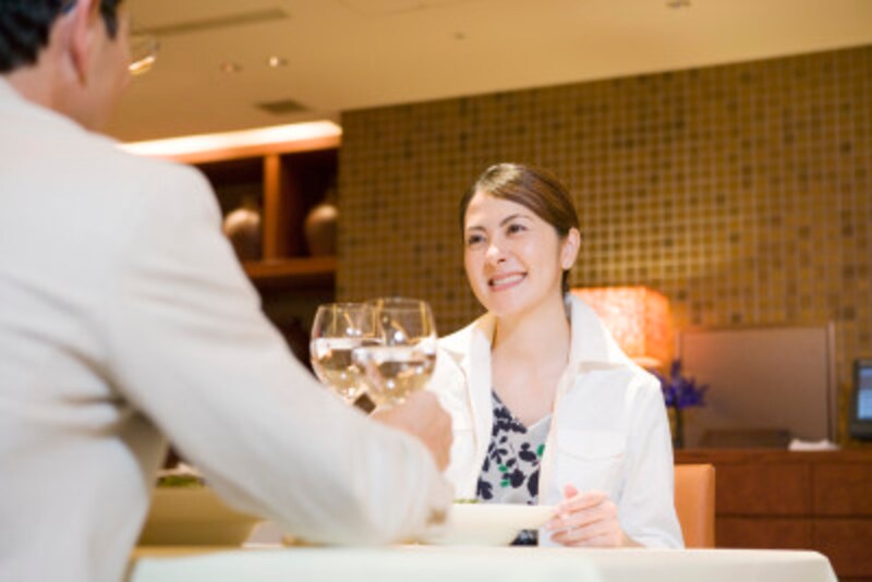 エスコート慣れした男性だと、お料理を取り分けてくれたりも。女性に慣れているか、そうでないか、今後の関係の進め方のヒントになりますよ!