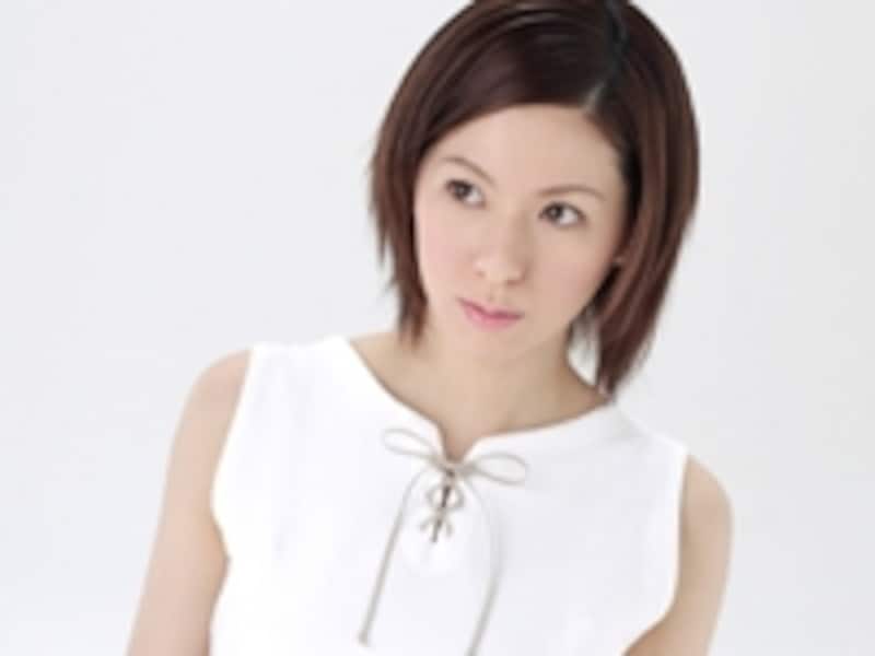 斜めを見る女性
