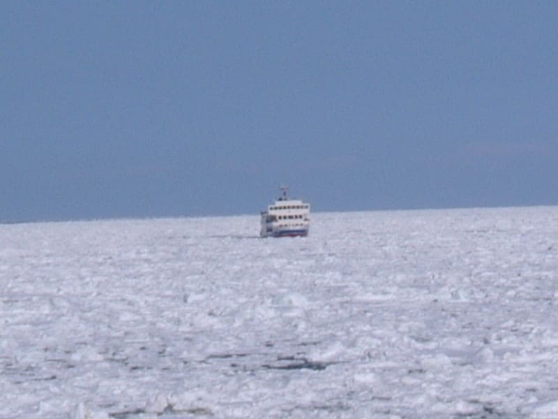 流氷帯に挑む流氷観光砕氷船「おーろら」（1）