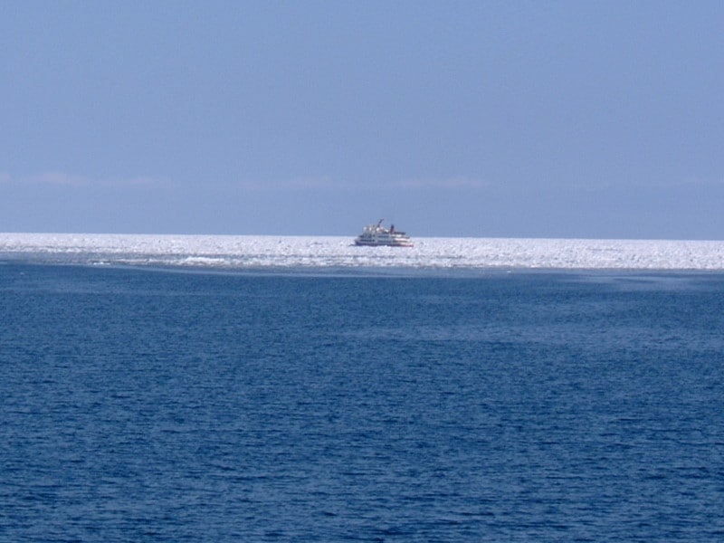 流氷帯に挑む流氷観光砕氷船「おーろら」（2）