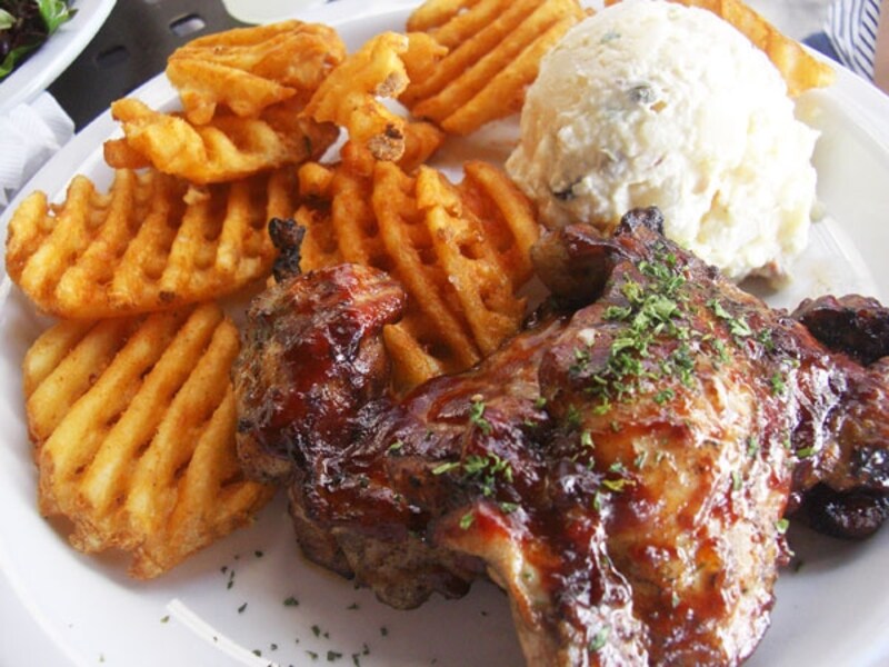 グッド・トゥ・グリルのランチBBQチキン(5.99ドル)。パリパリのフレンチフライがクセになる