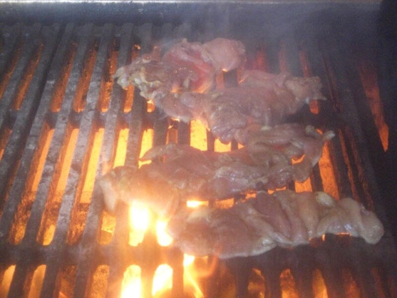 グッド・トゥ・グリルでは、目の前のグリルで肉や魚を香ばしく焼きあげる