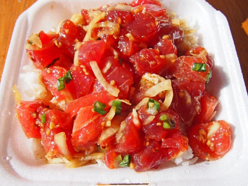 オノ・シーフードのアヒポキ丼。白米か玄米が選べる