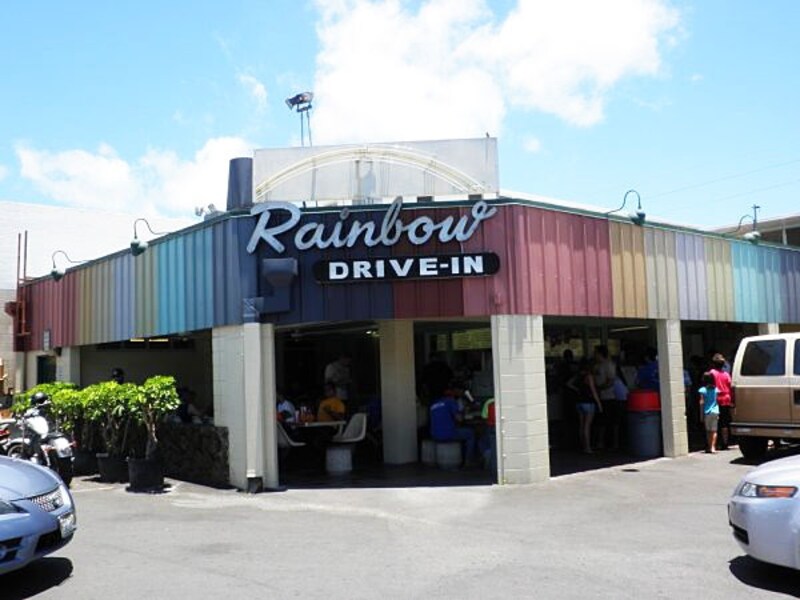 創業1961年。虹色の屋根が目印のレインボー・ドライブ・イン。