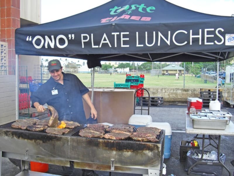 タイムスの前に現れるグリルテント