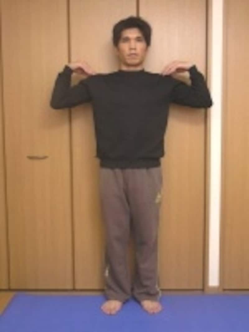 足元の安定するところで立ち姿勢で行います