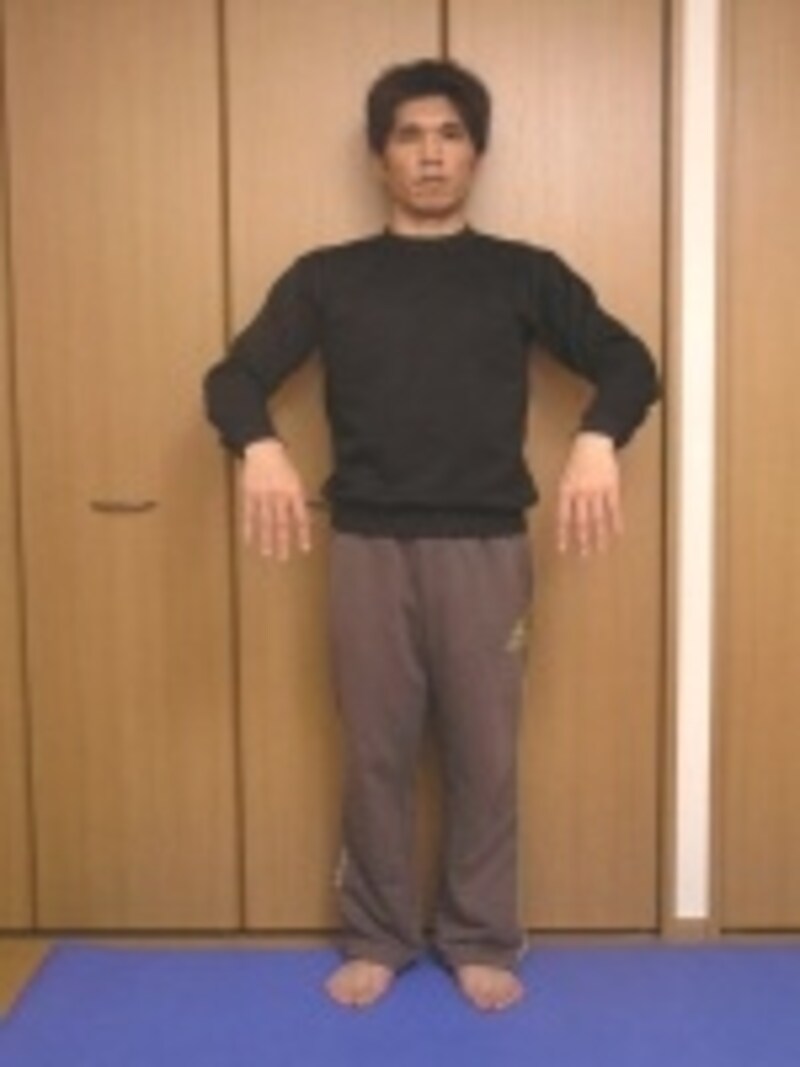 腕を下げプルプル振るわせ力を抜きます