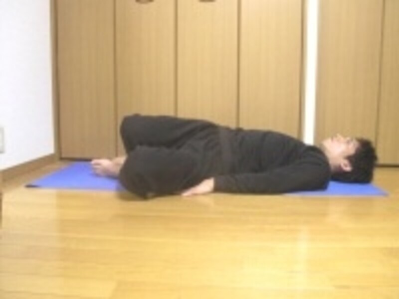 ゆっくり左側へ倒し腰をねじります