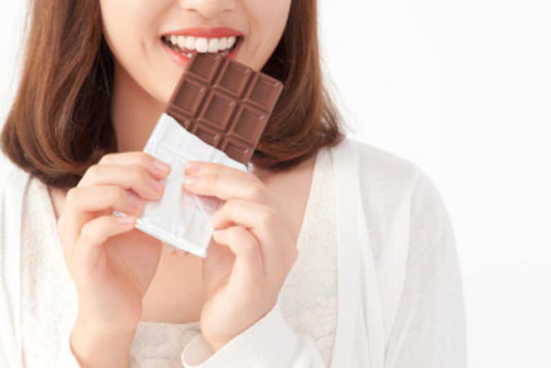 チョコレートを食べる女性