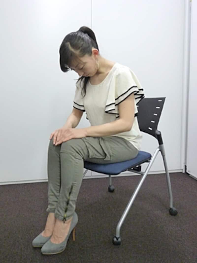 みぞおちから身体を折るように!