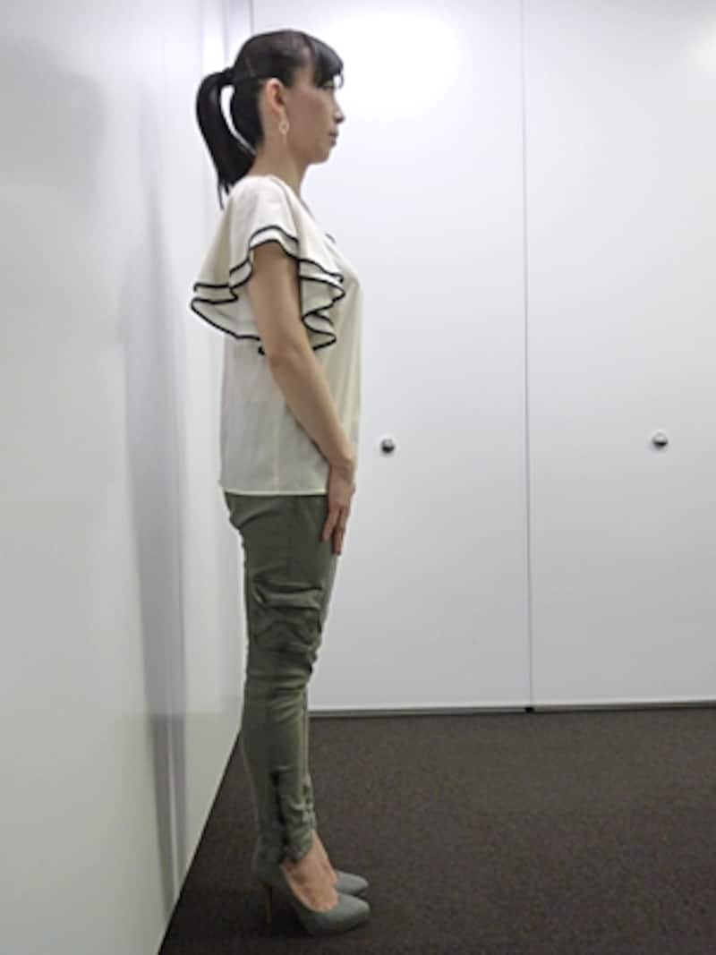 足サイズ分前に立つ