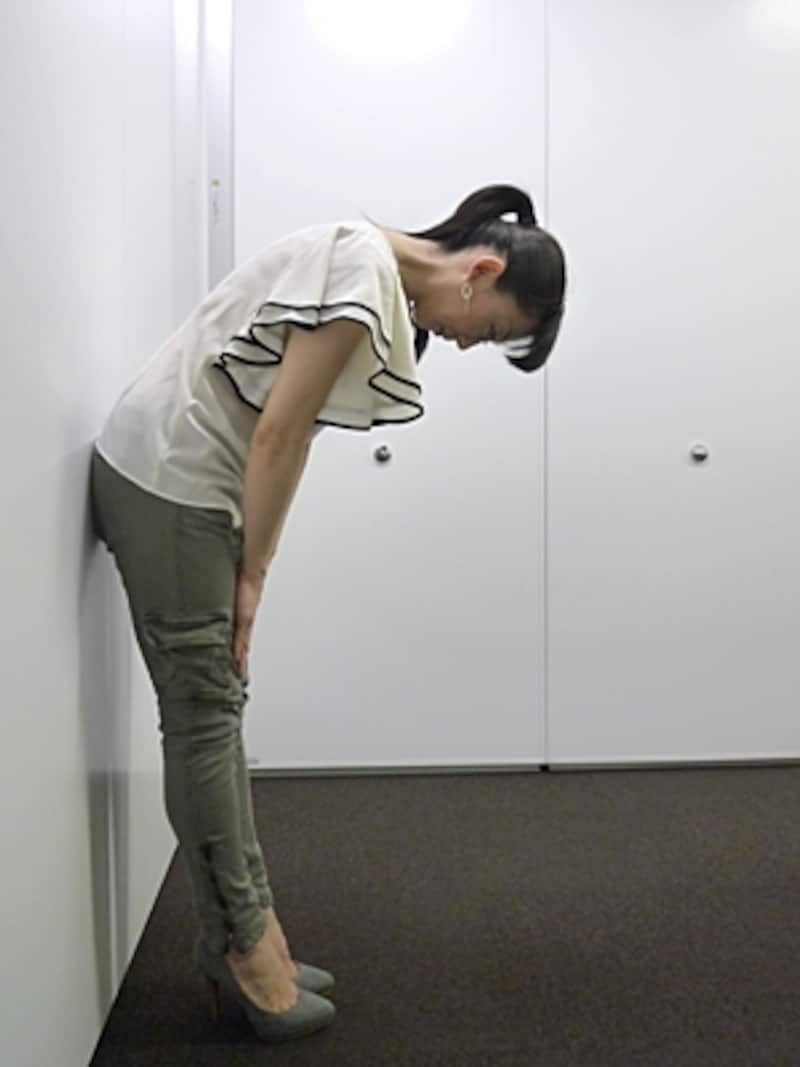 お尻を壁につける