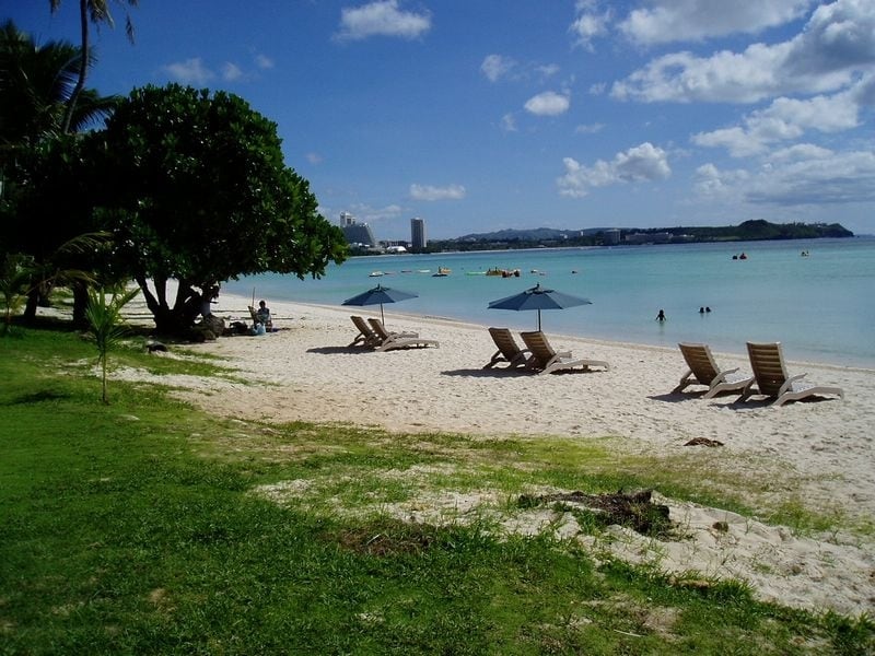 パブリックなビーチでは、荷物から注意をそらさないように……