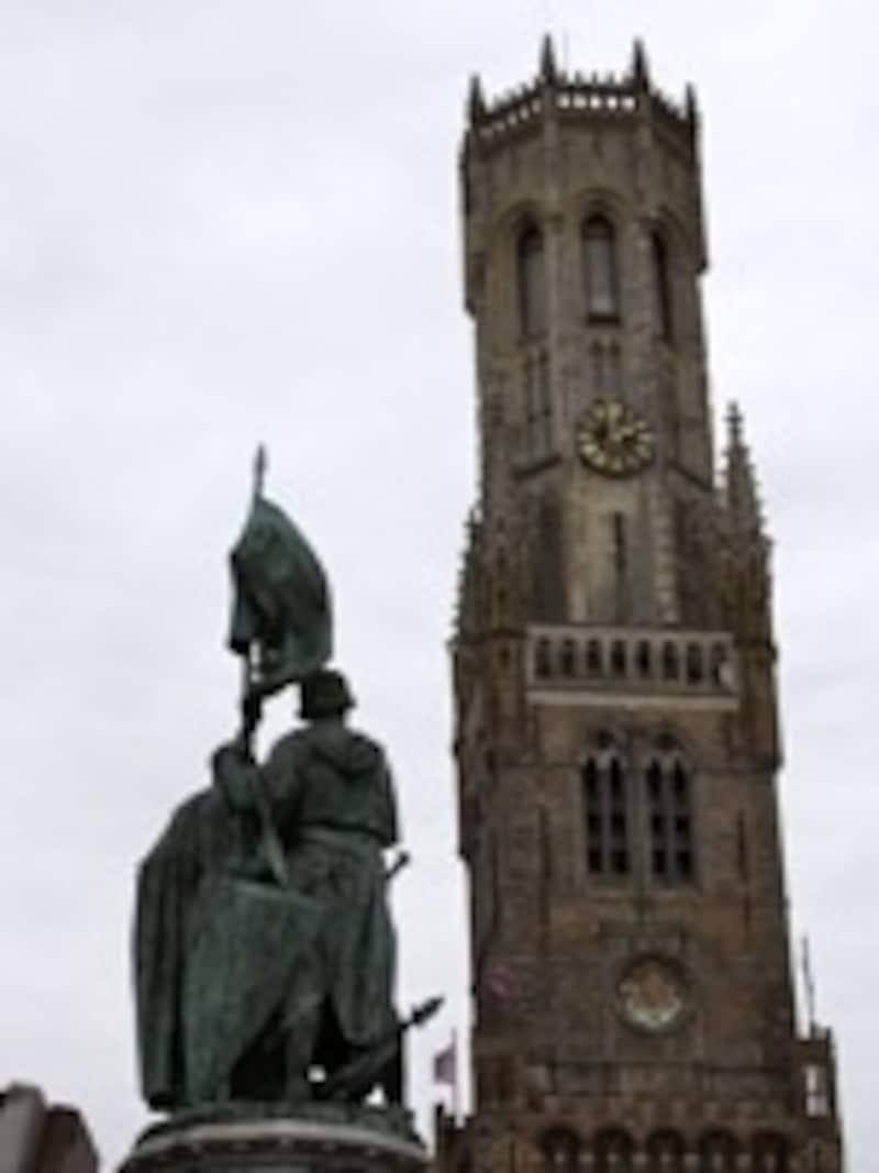 1887年に建立の英雄の像も