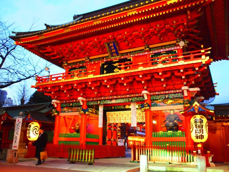 ポップアート1で神田明神門を撮影。特に赤系の彩度が高くなる(画像クリックで実写画像表示)