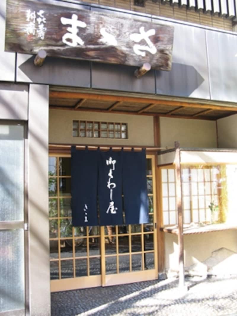 昭和4年に「ささまパン店」を、昭和6年に和菓子店「さゝま」を開店。昭和9年にはパン店は閉め、和菓子店1店に絞った。