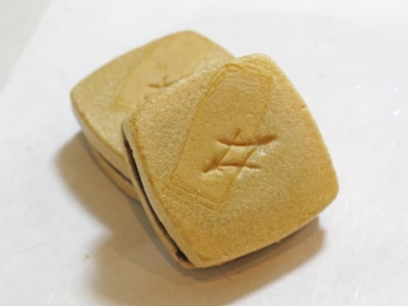 「松葉最中」進物用は6個入（870円）～72個入（9,300円）まであり、様々な用途に使える