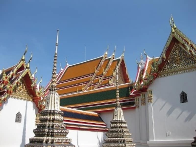 細密な装飾が施されている仏塔も安置されていて、タイの仏教美術も堪能することができる