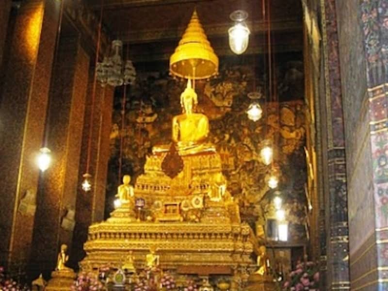 海外からの観光客だけでなく、タイ国内各地からこの仏像を拝みに訪れる