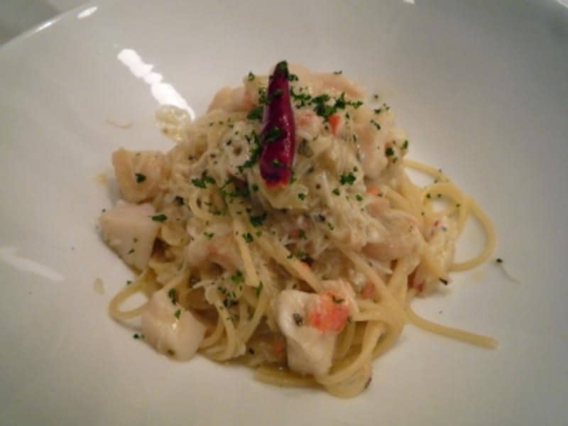ズワイガニとホタテのパスタ、白ワインバターのソース