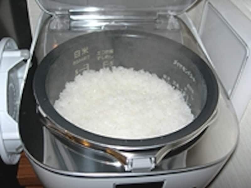 白米【銀シャリ・ふっくら】の炊き上がり。つやつやとしたご飯がおいしそうです。