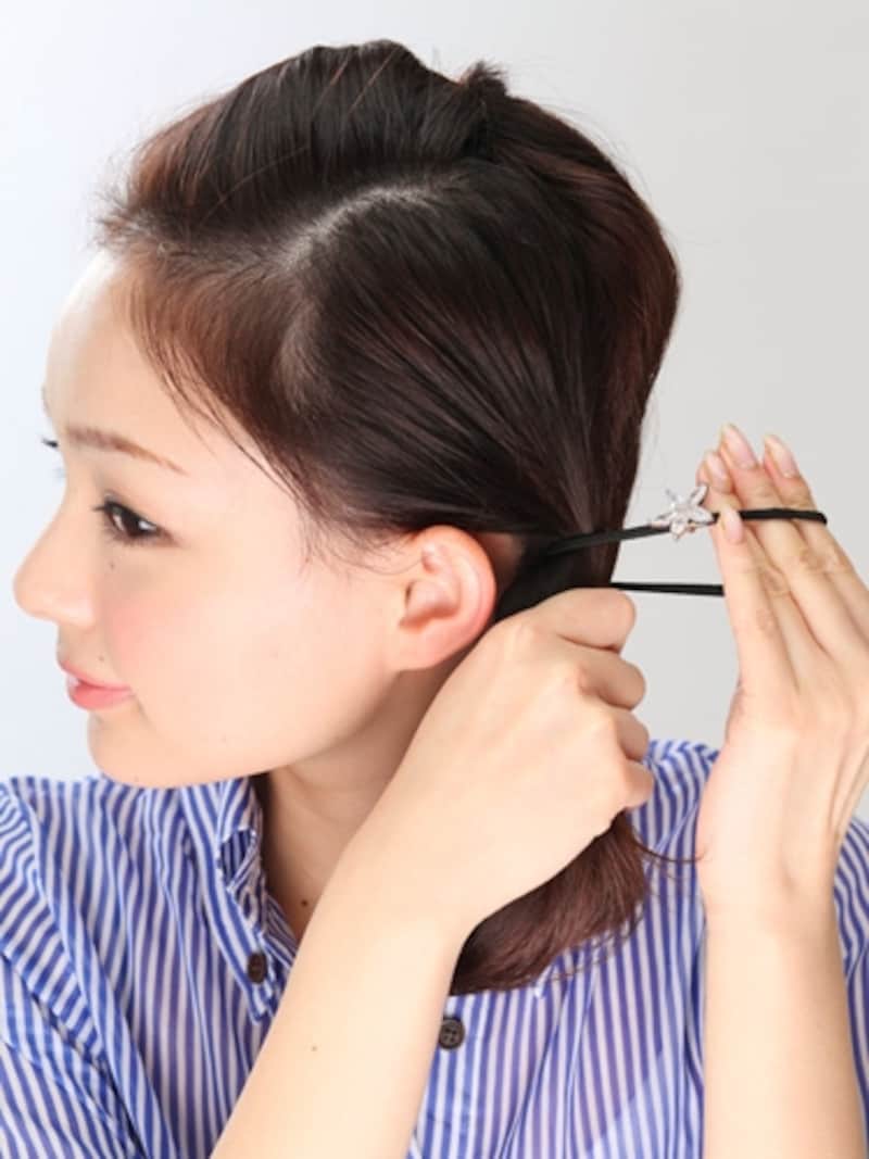 3下ろしている髪は全体を左サイドでひとつにまとめてゴムで結ぶ。