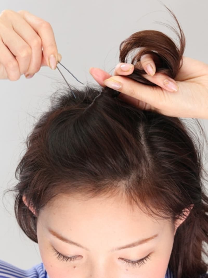 2分け取った1の髪でポンパドールをつくって、ピンで固定