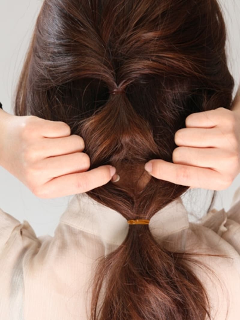 6ハチ下の髪も一つにまとめてゴムでゆるく結んだら、同様に隙間をつくる。
