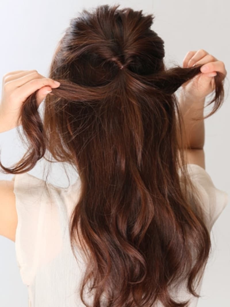 5結んだ髪の毛束割いてゴムをややきつくする。