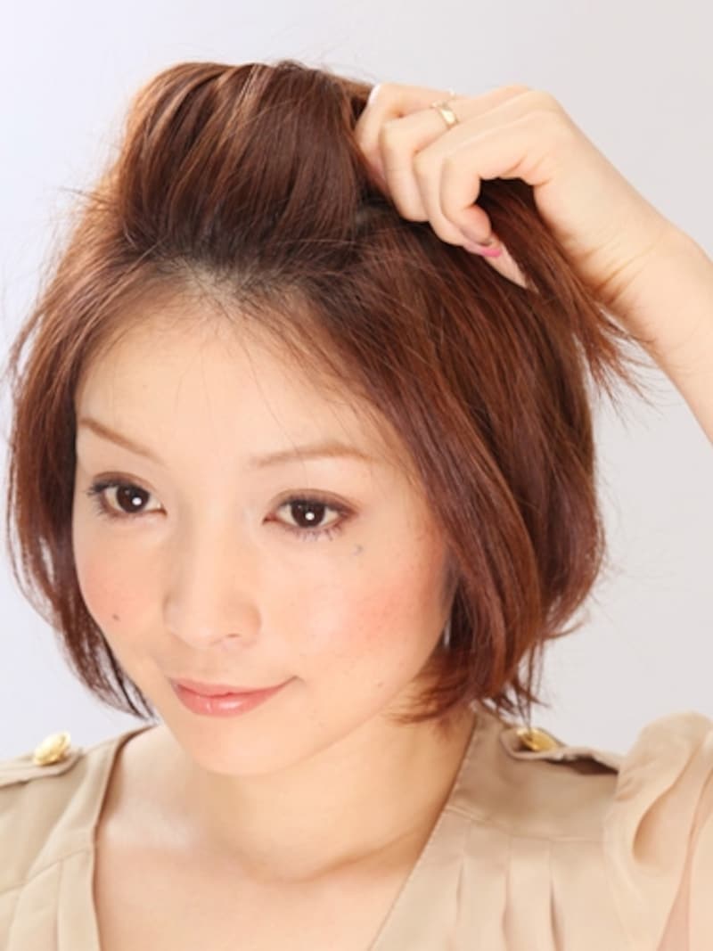 2ねじった毛束を軽く押し上げてポンパドールにボリュームをプラス。