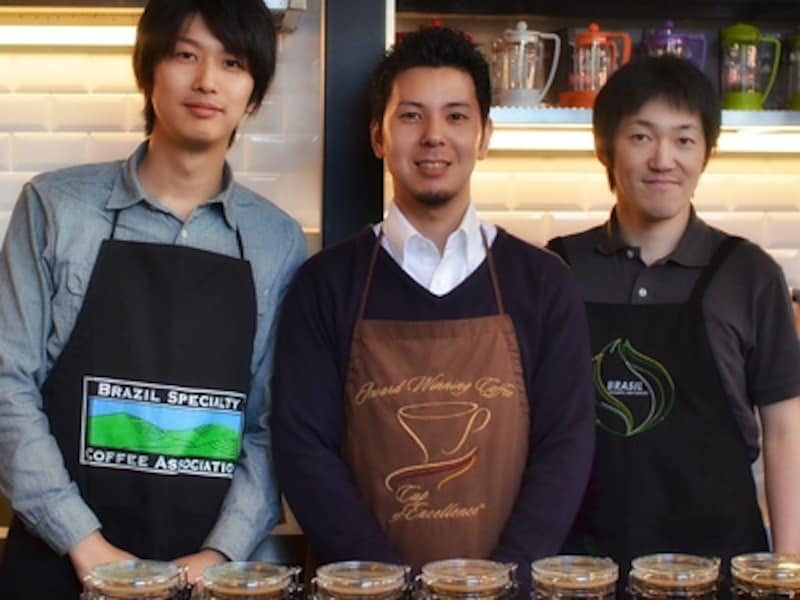 中央:オーナー能城さん 右:ロースター菊池さん