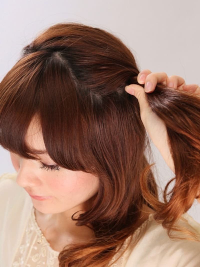 2undefined１で分け取った髪をねじりながらサイドにもっていく。