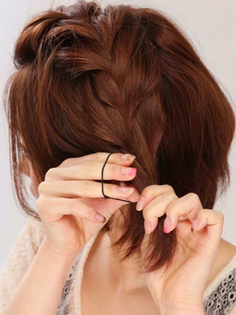 3耳後ろまで編み込んだら、ゴムで結ぶ。