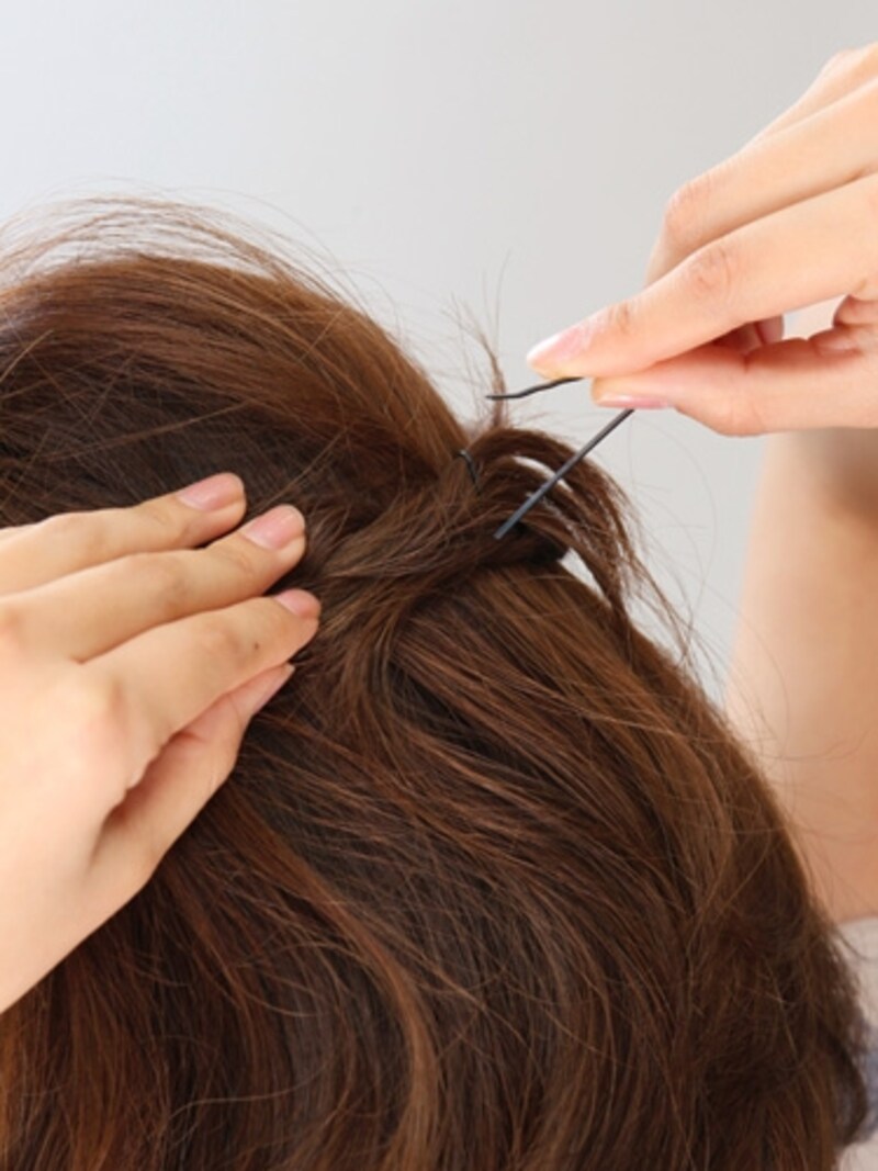 3両サイドからの編み込みを中央で重ねてアメピンで下から上に向かってしっかりと固定。