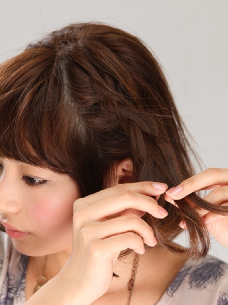 2トップから耳後ろに向かって編み込みをして、耳後ろからは三つ編みに。逆サイドも同様。