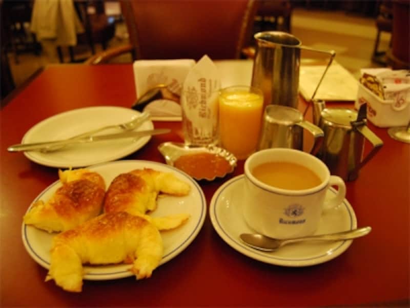 朝食の定番は、カフェ・コン・レチェとメディアルナ