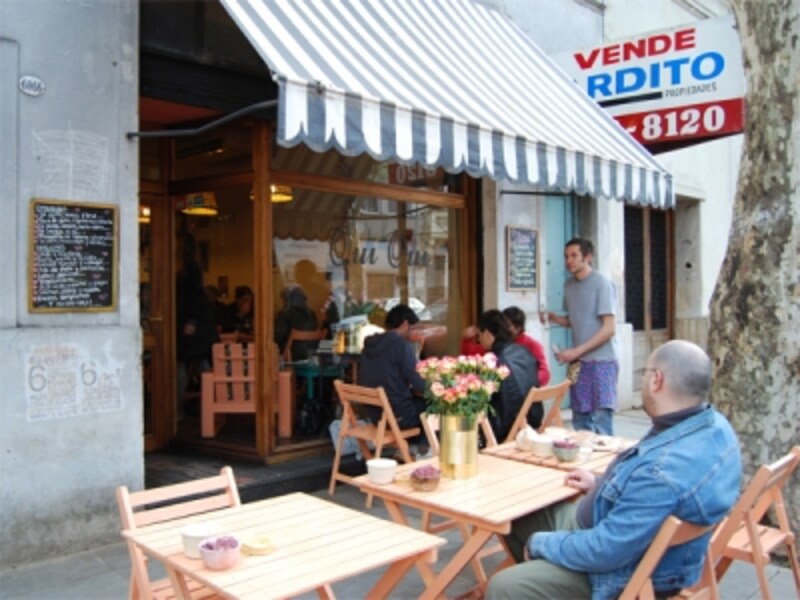 アーティストやファッション関係者もよく訪れ、自然に情報交換が行われる