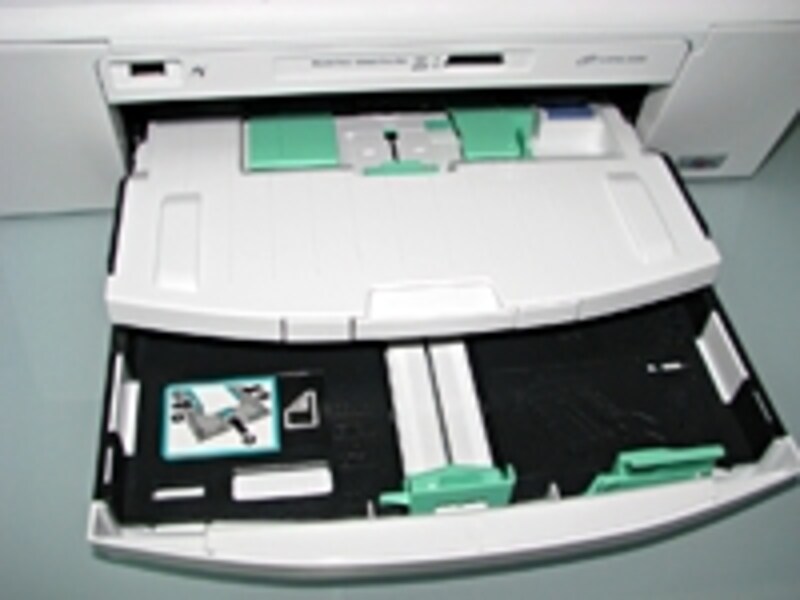 前面2段給紙を採用。写真印刷の場合は、上の写真のように上段を押し込むスタイルで利用する