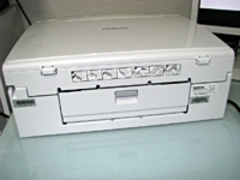 背面には全く端子がないので、ギリギリまで壁寄せ設置ができる