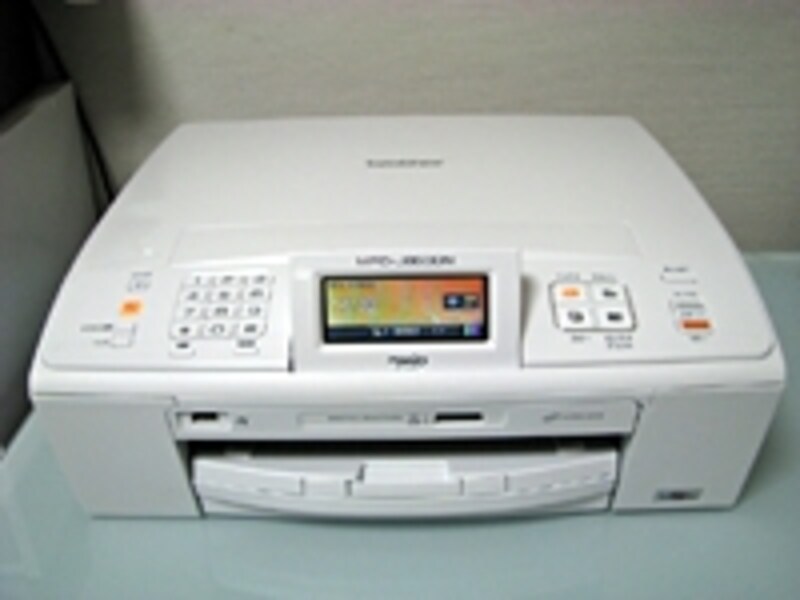 ADF（自動給紙装置）を搭載していないのは残念だが、機能面では文句のないハイコストパフォーマンス機だ