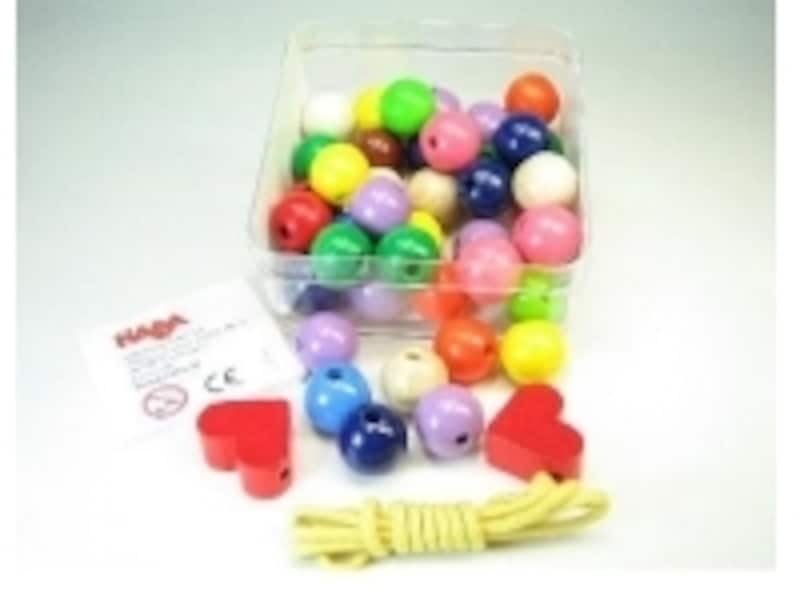 カラフルな木玉がたくさん入った木製ビーズ