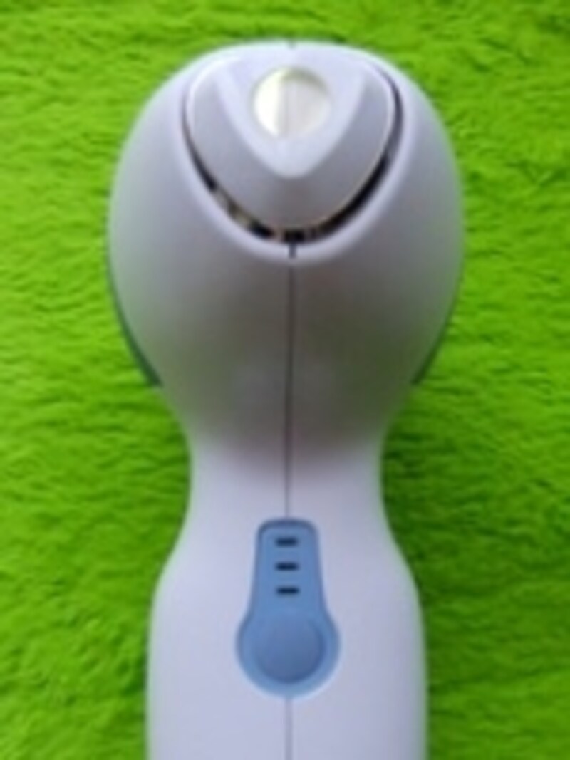 照射レンズと電源部分(ブルーのボタン)