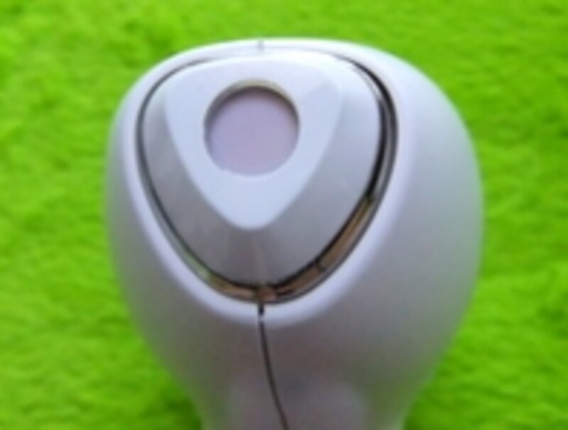 照射レンズの周りに３つのセンサーが入っています